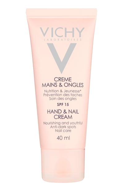 Vichy crema de manos y uñas. (7. 20 aprox.) Es la favorita de las editoras de belleza de S Moda porque no solo hidrata y protege la piel sino que también refuerza y mejora el aspecto de las uñas. Otra de sus bondades es que tiene protección solar y evita las temidas manchas.