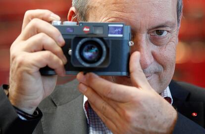 Alfred Schopf, consejero delegado de Leica Cameras AG, posa con una Leica M digital en la sede de la compañía en Solms, Alemania.
