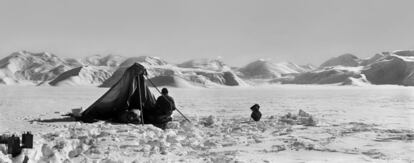 <b>O doutor Edward Wilson no glaciar Beardmore, acampamento de comida. 13 de dezembro, 1911.</b> <br/> No início, as fotografias do artista australiano devem ter servido para revelar ao público a realidade de um território inexplorado. Mas eles se tornaram um testemunho de um feito de sobrevivência quando o navio ficou preso no gelo e lentamente sucumbiu nas águas escuras do Mar de Weddell. Forçados a abandonar o navio, apenas 200 negativos de vidro foram salvos. Após meses de sobrevivência no gelo, a expedição conseguiu chegar à Ilha Elefante. Lá ela teve que esperar para ser resgatada por mais quatro meses, enquanto Shackleton e cinco de seus homens novamente se aventuraram em mares agitados em busca de ajuda. Todos eles sobreviveram.