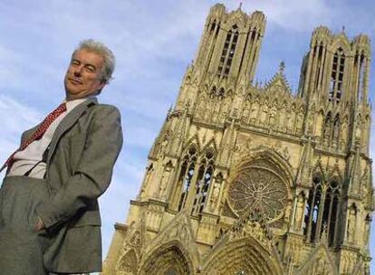 El escritor británico Ken Follett, que acaba de publicar <i>Un mundo sin fin,</i> segunda parte de <i>Los pilares de la Tierra,</i> ante de la catedral de Reims.