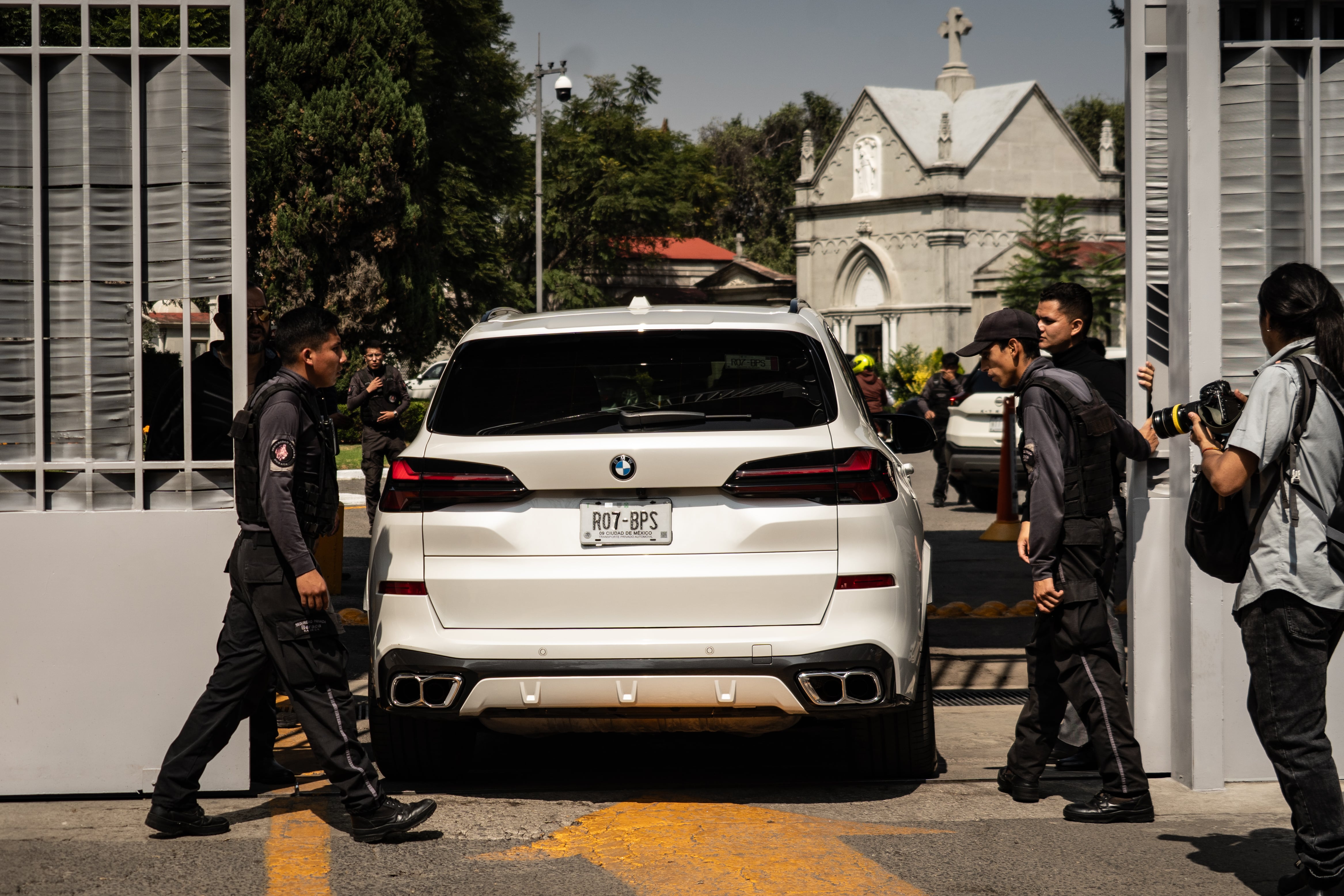 Vehículos ingresan al Panteón Frances en Ciudad de México, este jueves.