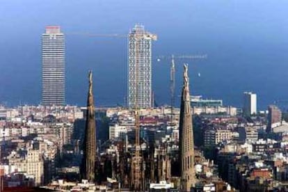 Vista de Barcelona con la Torre Mapfre, donde se instalará la nueva sede central de la CMT, a la izquierda.