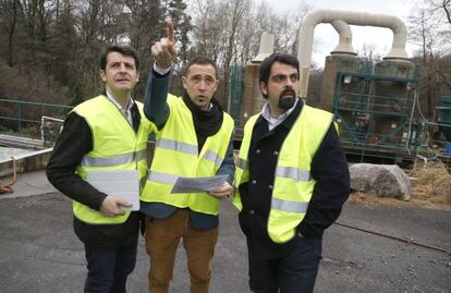 El socialista Denis Itxaso (en el centro), junto al popular Ramón Gómez (a la izquierda) y el alcalde de Urnieta, Mikel Pagola, del PNV, durante la visita al vertedero de San Marcos.