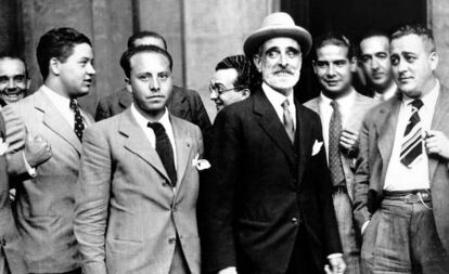 El político Francesc Cambó (en el centro, de negro) en 1935.