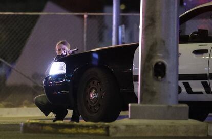 Uma policial durante o tiroteio perto do resort e cassino Mandalay Bay, em Las Vegas.