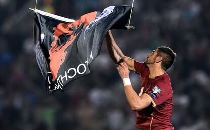 El serbio Mitrovic descuelga la bandera con el símbolo nacionalista albanés, acción que desdencadenó los disturbios.