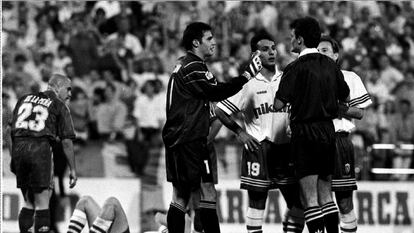 Juanmi y Gustavo López, jugadores del Zaragoza, discuten con el árbitro Mejuto.