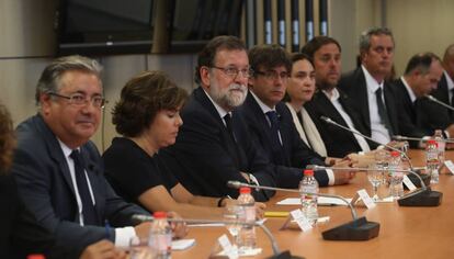Mariano Rajoy y Carles Puigdemont encabezan la reuni&oacute;n pol&iacute;tica tras el atentado de Barcelona. 