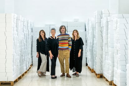 Pedro García junto a su hermana, Mila, y las hijas de esta, Zahara (a la izquierda) y Candela (a la derecha).
