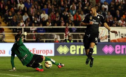 Karim Benzema chuta en una de las ocasiones de gol fallidas del Real Madrid.