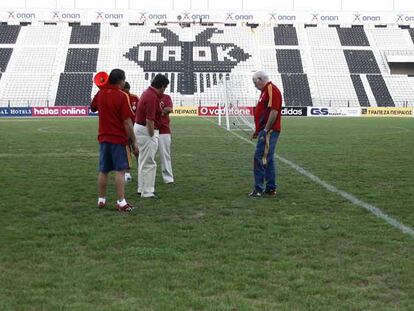 El seleccionador Luis Aragonés, a la derecha, y sus ayudantes examinan el estado del césped del estadio Toumba, en Tesalónica.