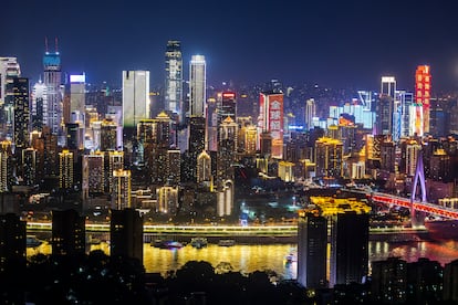 Vista del skyline de rascacielos de Chongqing. 