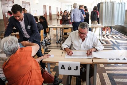 Ambiente en un colegio electoral en París, este domingo. 