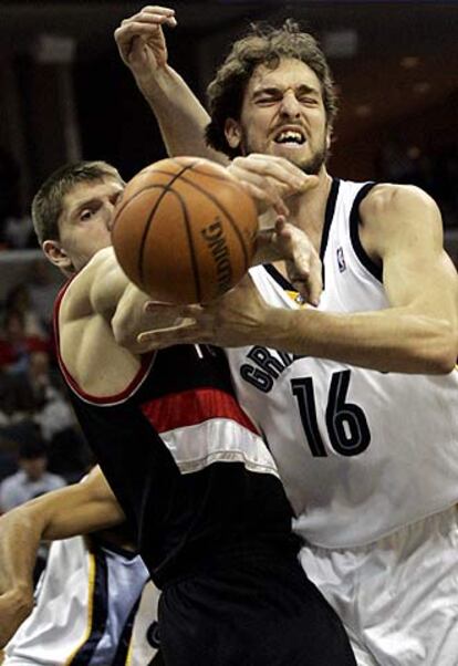 El jugador del Portland Trail Blazers, Viktor Khryapa, impide el tiro de Gasol en el primer cuarto del partido.