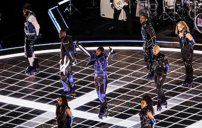 Usher patinando sobre el escenario durante el espectáculo de medio tiempo del Super Bowl 2024. 