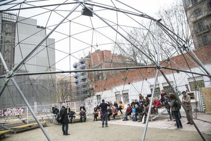 Una cúpula geodèsica al solar de Les Germanetes allotja els grups que defensen aquests espais.