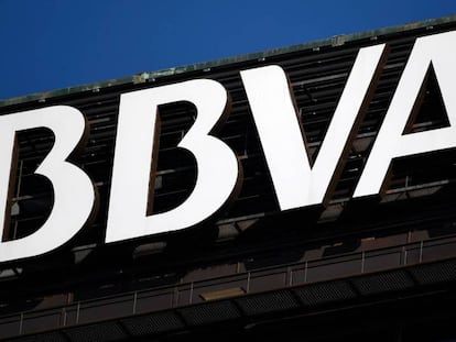 El juez imputa al BBVA por contratar presuntamente a Villarejo para espiar a Sacyr