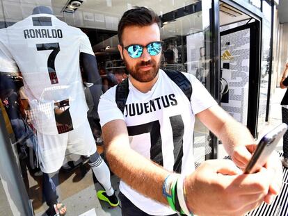 Un aficionado se hace un selfie con la nueva camiseta de la Juve en Milán.