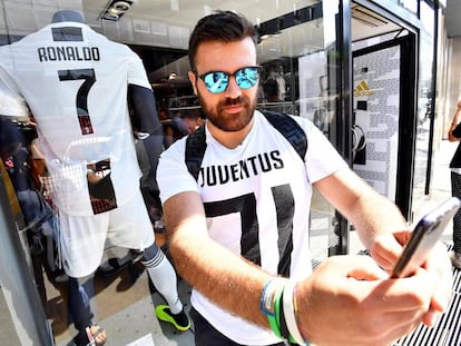 Un aficionado se hace un selfie con la nueva camiseta de la Juve en Milán.