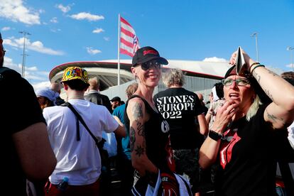 Seguidores de todas las edades esperaban con ambiente festivo en las colas de acceso al estadio Wanda Metropolitano.