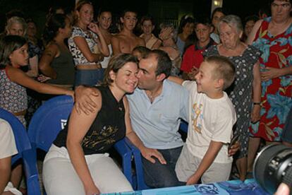 García, con su esposa y uno de sus hijos, ayer, tras llegar de Lisboa.