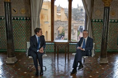 El presidente del Gobierno, José Luis Rodríguez Zapatero, y el presidente de la Junta de Andalucía, José Antonio Griñán, charlan en el interior de los Reales Alcázares de Sevilla.