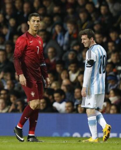 Cristiano pasa por delante de Messi, ayer en Old Trafford