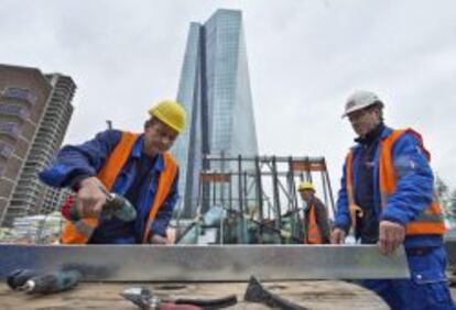 Varios obreros trabajan en la construcci&oacute;n de las nuevas oficinas del Banco Central Europeo (BCE) en Fr&aacute;ncort (Alemania).