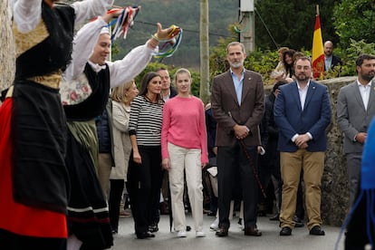 Los Reyes, acompañados de la Princesa de Asturias, han visitado este sábado 29 de octubre el pueblo de Cadavedo, en el concejo de Valdés, galardonado por la Fundación Princesa de Asturias con el premio al Pueblo Ejemplar de Asturias de 2022. Esta es la última parada de la Familia Real en su visita a Asturias. En esta ocasión, no ha asistido a la visita la infanta Sofía tal y como estaba previsto, puesto que se ha encontrado indispuesta. La princesa Leonor tampoco ha podido completar la visita por encontrarse indispuesta.