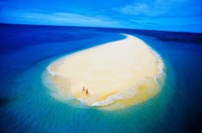 Vista aérea de un banco de arena en la Gran Barrera de coral australiana.