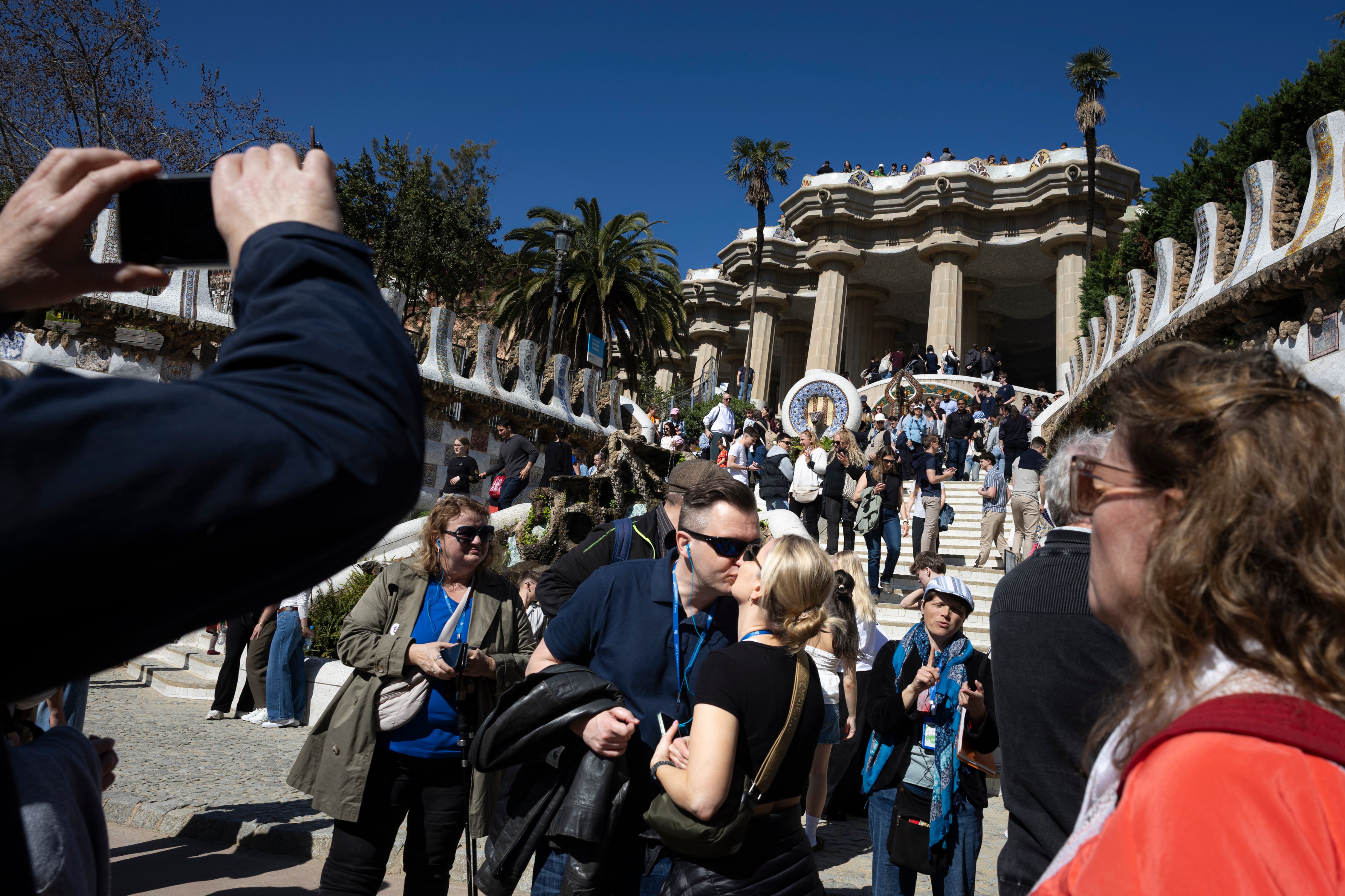 Turistas en el Park Guell de Barcelona, en marzo.
