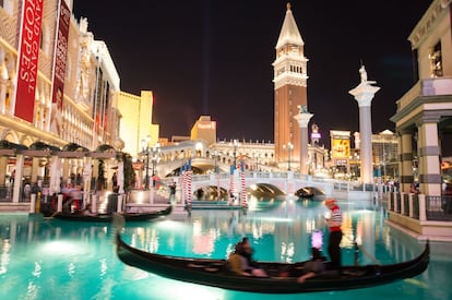 A los europeos les hace mucha gracia visitar el Venetian (www.venetian.com), romántico hotel-casino que luce frescos de verdad en sus techos y cantantes de ópera que deambulan por el vestíbulo. Lo más llamativo son sus paseos en góndola y las reproducciones (a tamaño natural) de famosos museos venecianos.