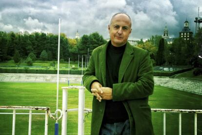 Francisco Burgos, uno de los arquitectos de Madrid Río, en los campos de deportes universitarios.