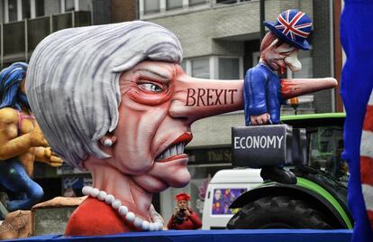 Una carroza, que parodia a la Primera Ministra británica en el contexto del Brexit, participa en un desfile de carnaval en la ciudad alemana de Duesseldorf.