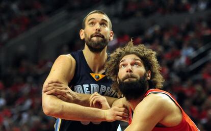 Marc Gasol pugna con Robin Lopez.