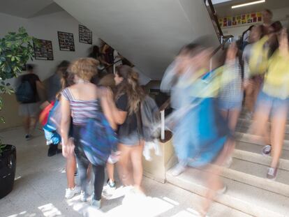 Alumnos del IES Montserrat en el barrio de Sarrià-Sant Gervasi, en Barcelona.