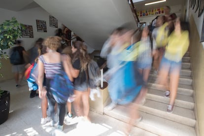 Alumnos del IES Montserrat en el barrio de Sarrià-Sant Gervasi, en Barcelona.