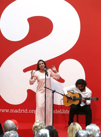  La Niña Pastori acompañada a la guitarra por Josemi Carmona durante su actuación al término del acto de entrega de las Medallas Medallas de la Comunidad de Madrid.