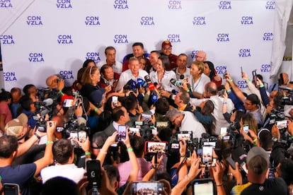 El candidato a la presidencia de Venezuela, Edmundo González Urrutia, en una rueda de prensa con la líder opositora venezolana María Corina Machado, este domingo, en Caracas.