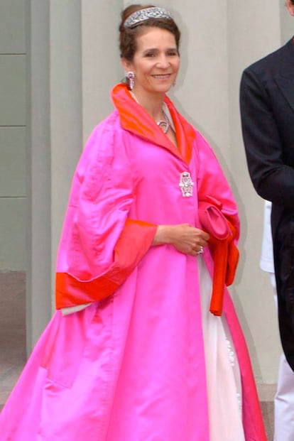 En la cena previa a la boda de Federico y Mary de Dinamarca, la infanta elegió un vestido de Christian Lacroix y un abrigo capa en tonos fucsia. Sin duda, uno de sus estilismos más 'imposibles'.