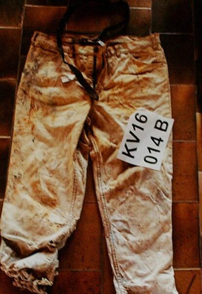 Un pantalón de un soldado recuerda en otros países lo que sucedió have diez años en Srebrenica.