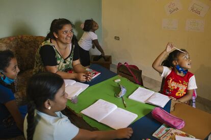 Niños de distintas edades reciben clases en la escuela improvisada por Iris Pellicer en el barrio José Félix Ribas de Petare, Caracas, Venezuela, el 23 de septiembre de 2020.