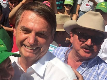 Jair Bolsonaro ao lado de Nabhan Garcia, presidente da União Democrática Ruralista.