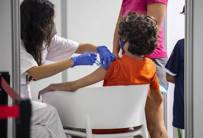 Un niño recibe la dosis de la vacuna contra el coronavirus en Valencia