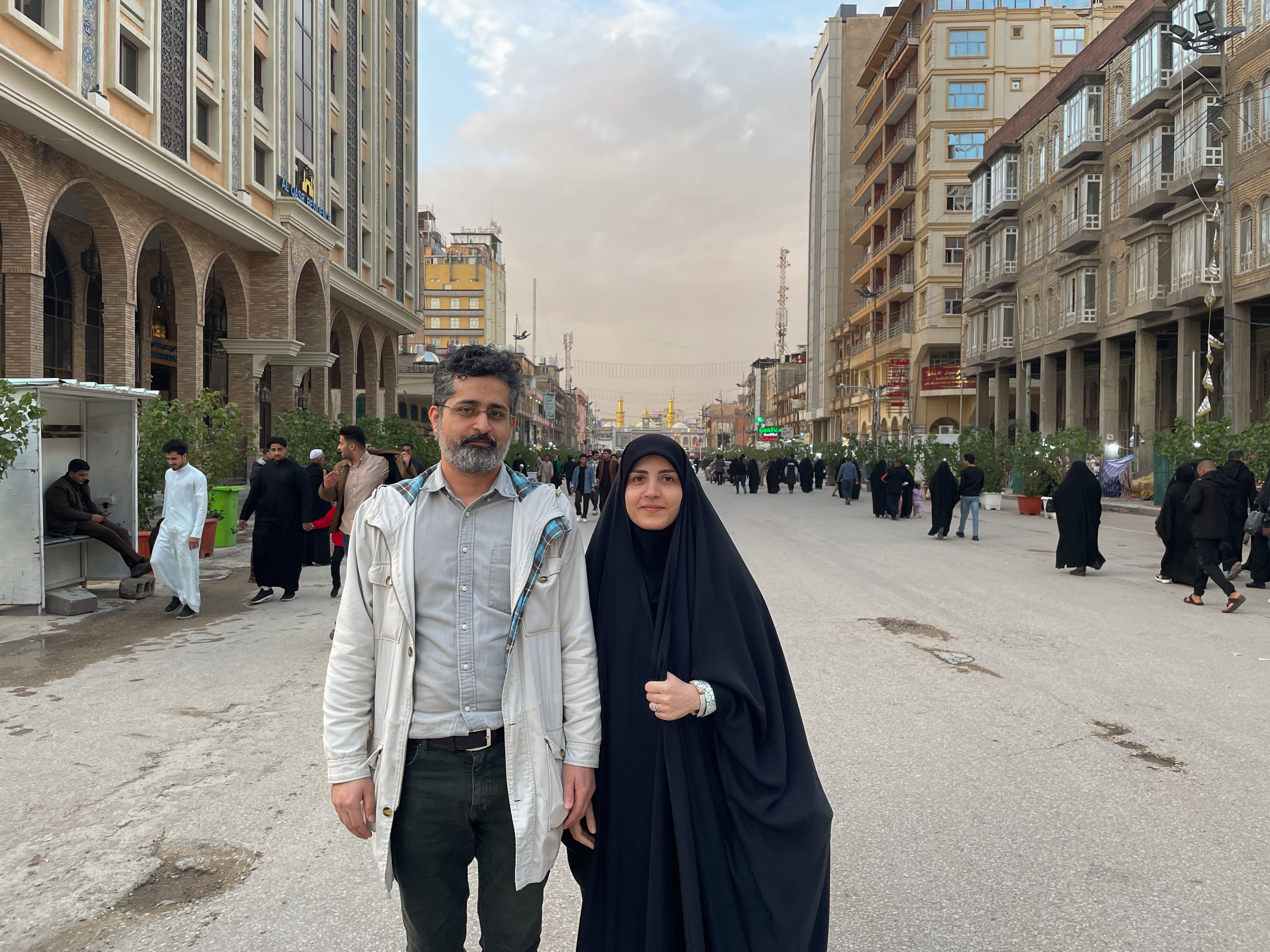 La pareja iraní Mansura y Mohamad a las puertas del mausoleo de Kerbala este viernes.