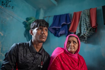 Emon sostiene económicamente a su abuela, que vive en un pueblo, y a sus dos hermanas.