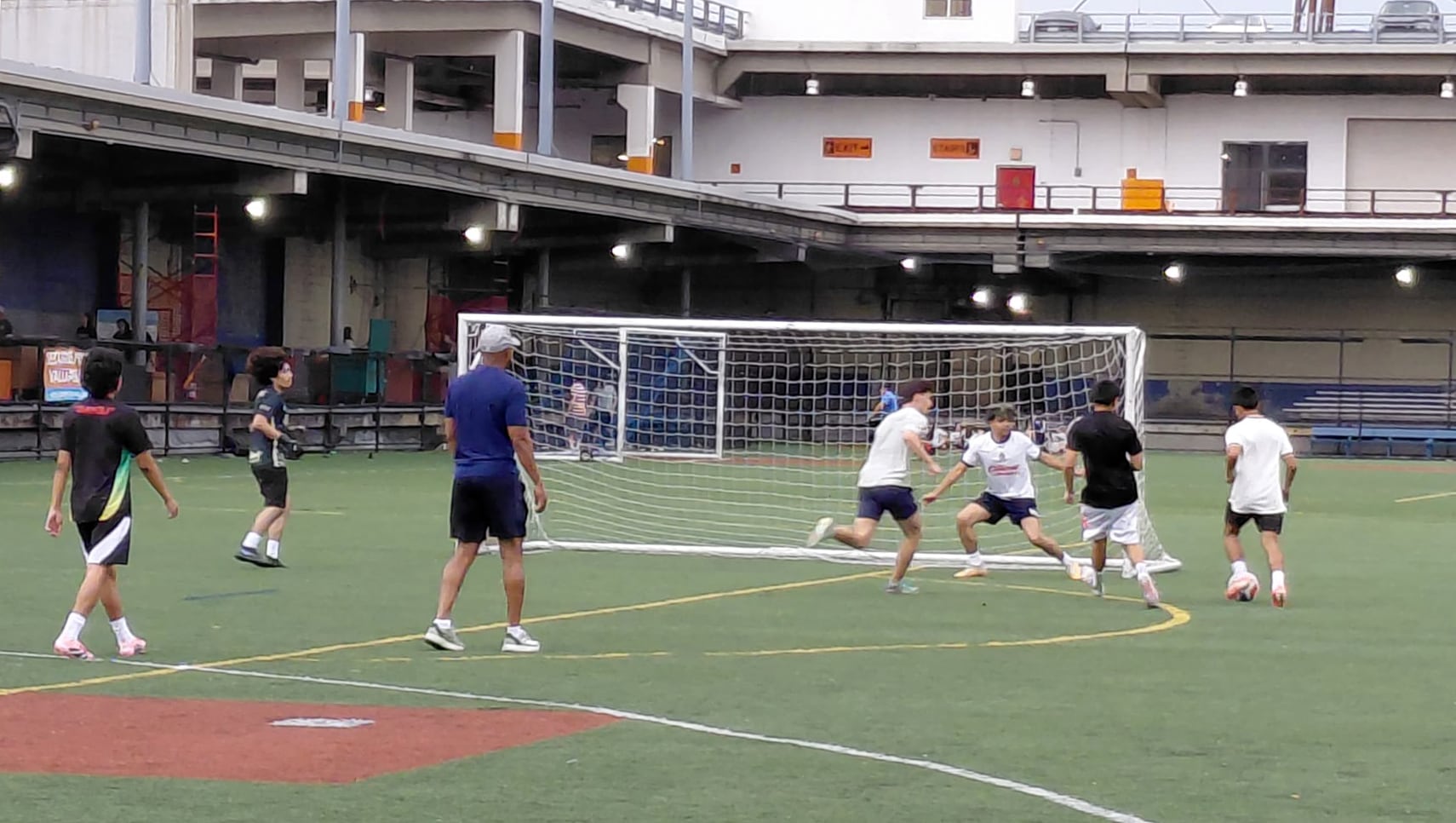 Ambiente en el campo de fútbol Pier 40 Manhattan.