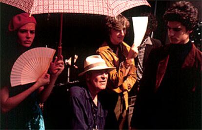 Bernardo Bertolucci, con sombrero, durante el rodaje de <b></b><i>The dreamers</i> en París.