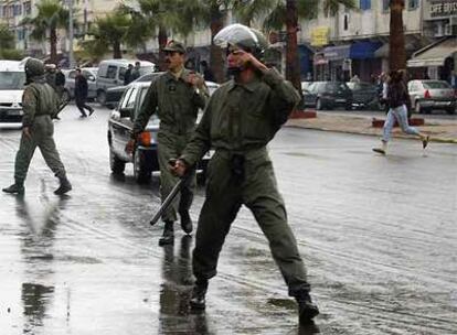 Una patrulla policial vigila ayer las calles del barrio de Hay el Farah, en Casablanca.
