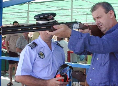 El alcalde de El Ejido, Juan Enciso, en la inauguracin de un campo de tiro en esa localidad almeriense.